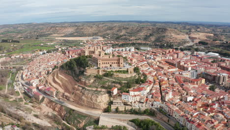 Alcañiz-Gran-Vista-Aérea-Ciudad-De-España-Aragón-Provincia-De-Teruel-Parador-En-Una-Colina